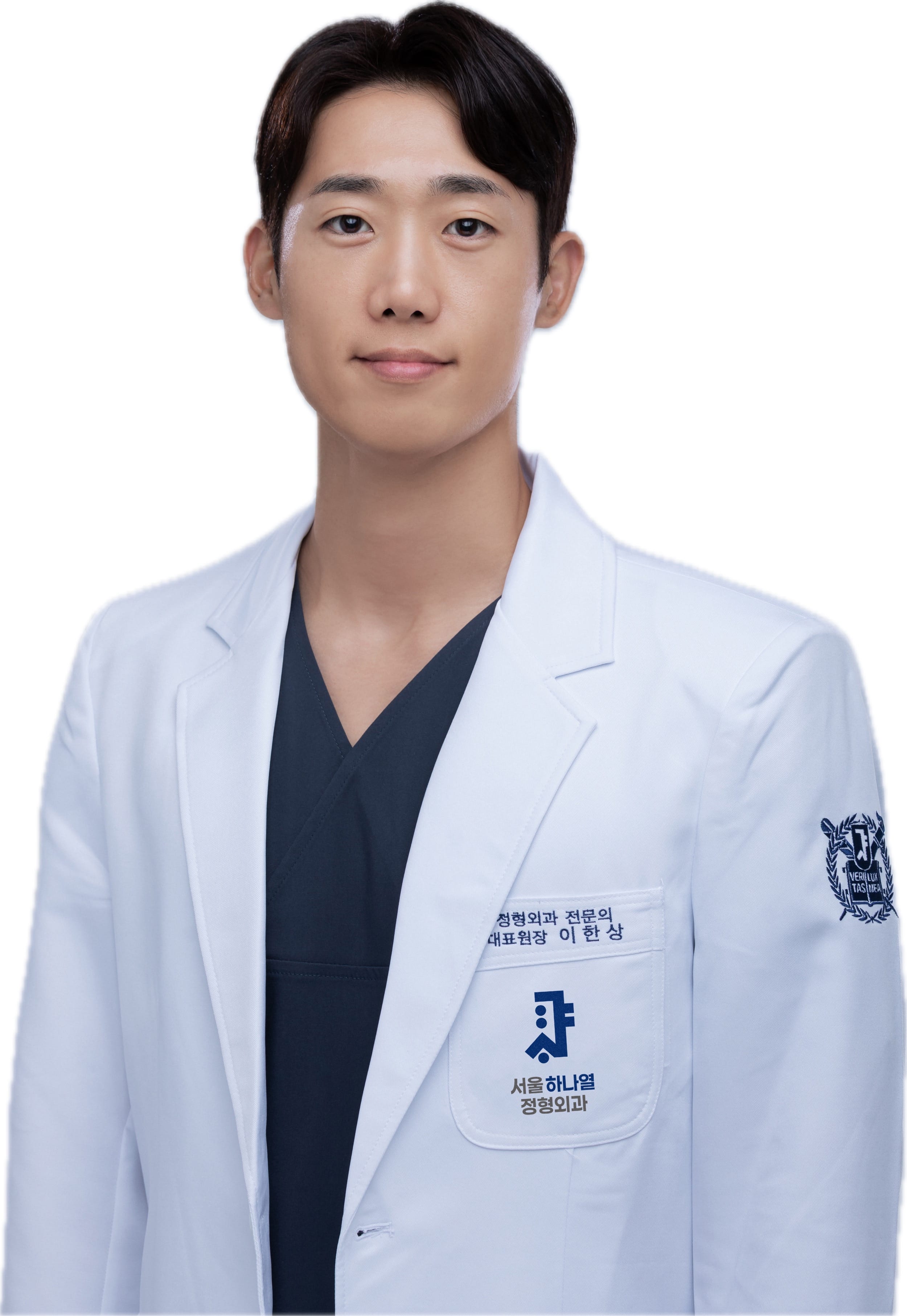 스크럽복을 입은 이한상 대표원장